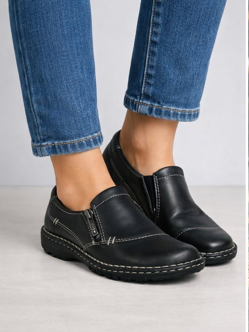 Bass black casual slip-on loafers with white stitching Size 8M style Brock